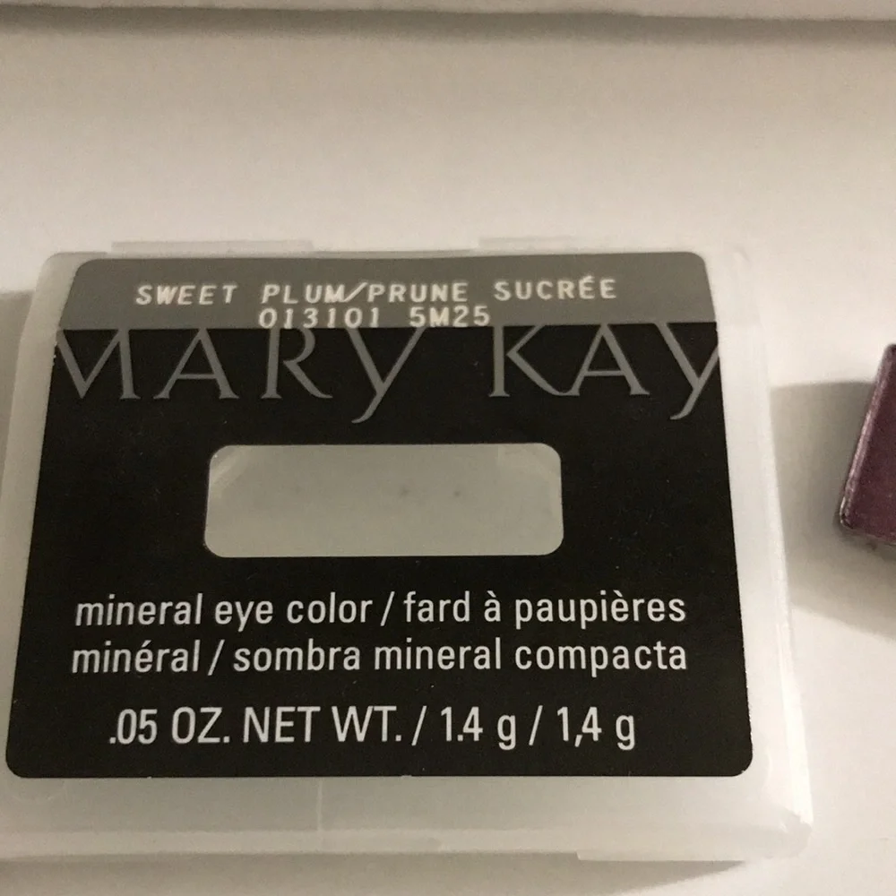Plum Mary Kay eye shadow